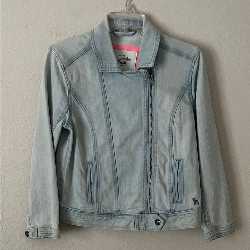 Like New! Abercrombie & Fitch Light Blue Denim Zip Up Jacket in Size L